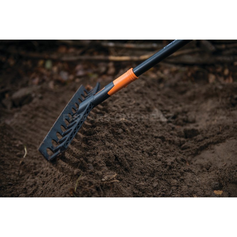 Hrábě univerzální s násadou Fiskars Solid