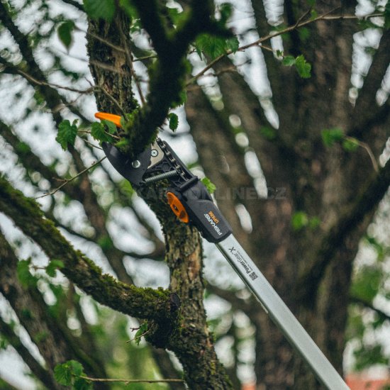 Univerzální teleskopické zahradní nůžky Fiskars UPX86