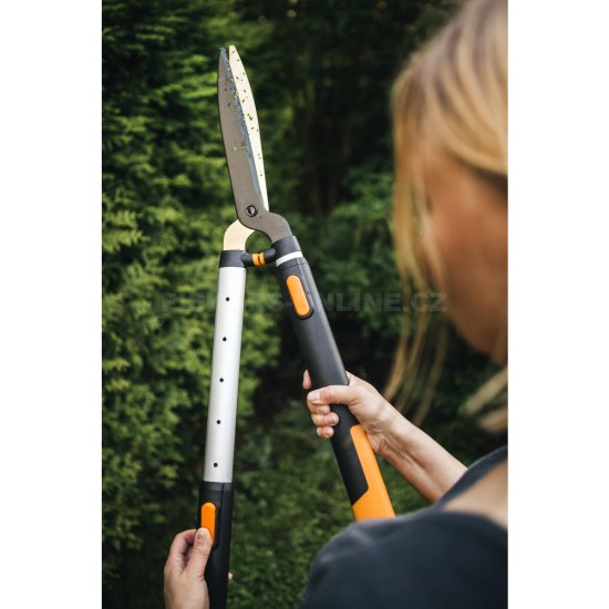Teleskopicke nuzky na zivy plot fiskars HS86