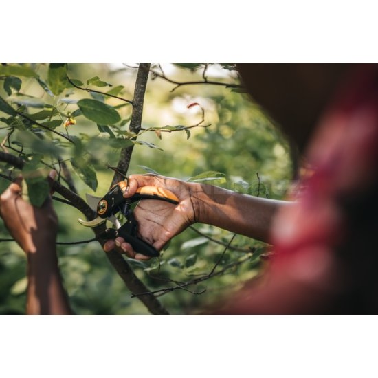 Dvojčepeľové záhradné nožnice Fiskars Plus P721