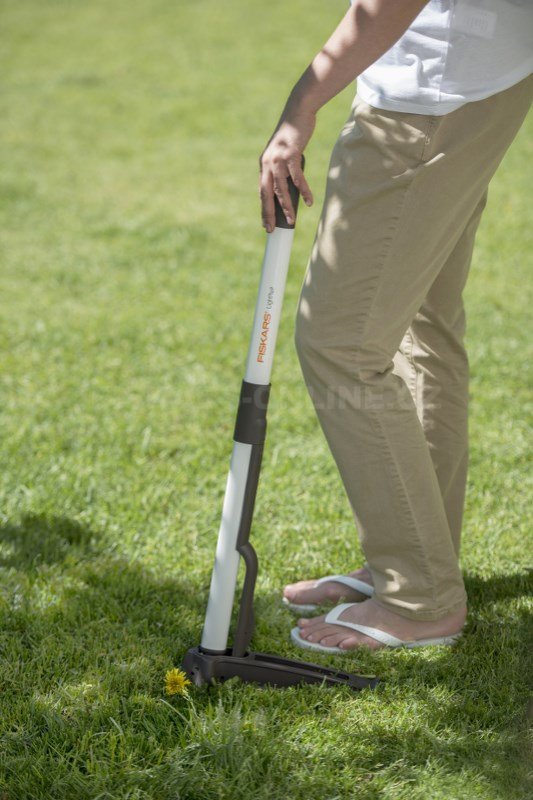 Lehký vytrhávač plevele Fiskars