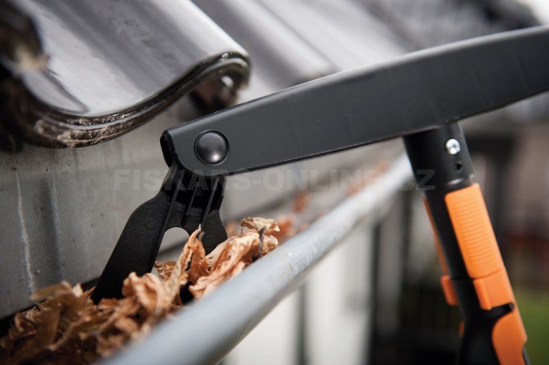 Set čistič okapů s velkou teleskopickou násadou Fiskars QuikFit