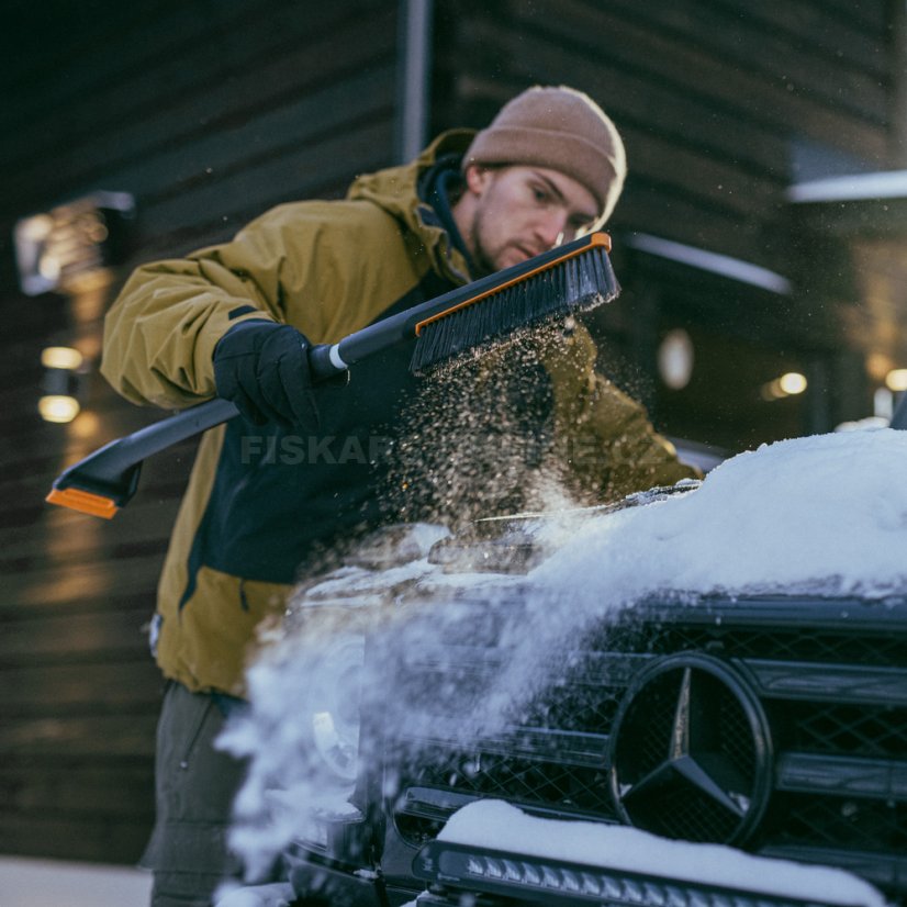 Teleskopická škrabka na led se smetáčkem Fiskars X-series™