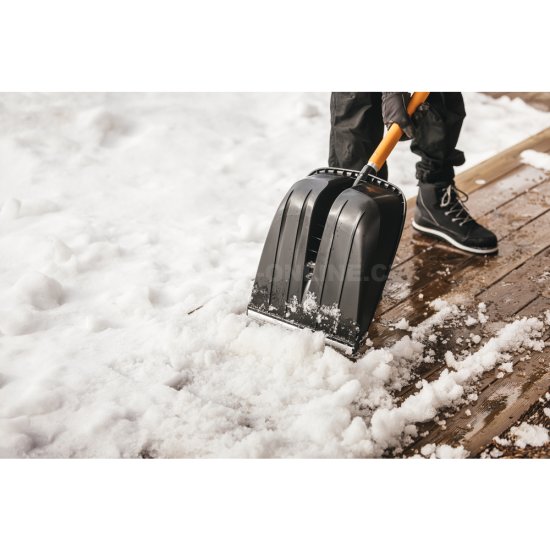 Lopata na sneh Fiskars X-series