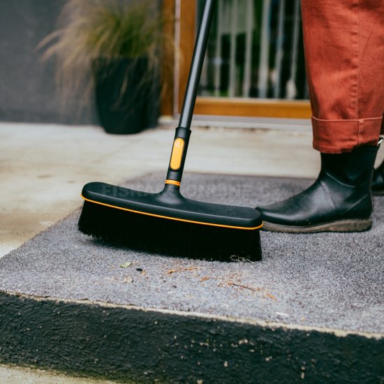 Široké koště Fiskars OneClick