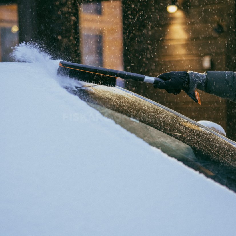 Škrabka na led se smetáčkem Fiskars Plus 63 cm