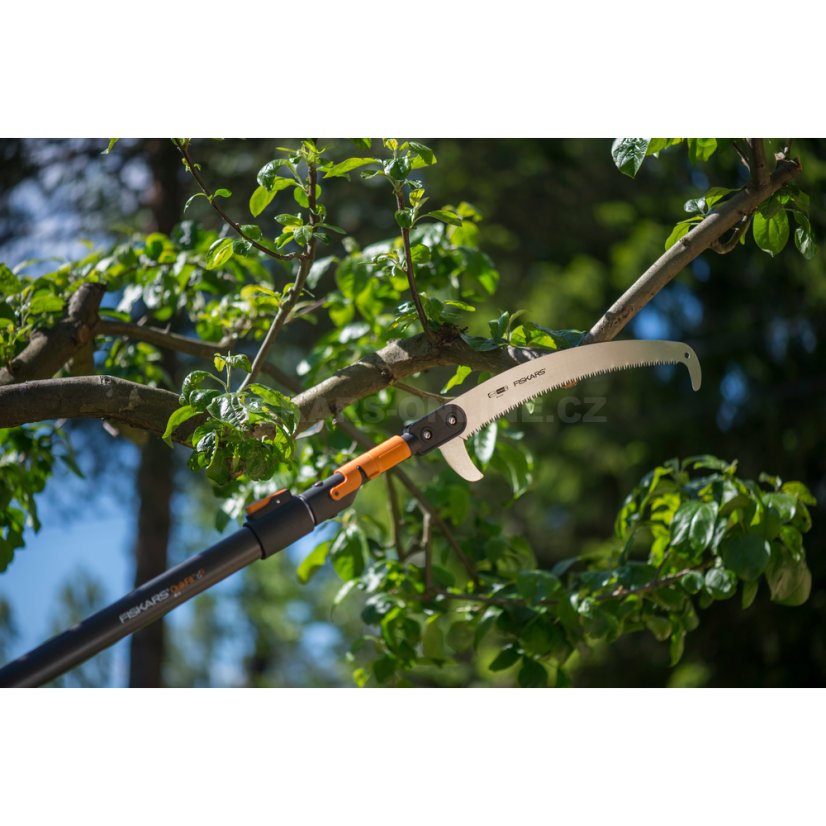 Zahnutá prořezávací pila Fiskars QuikFit