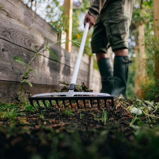 Hrable na hlinu Fiskars Xact™ M