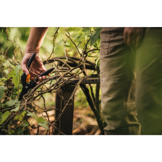 Dvojčepeľové záhradné nožnice Fiskars P26