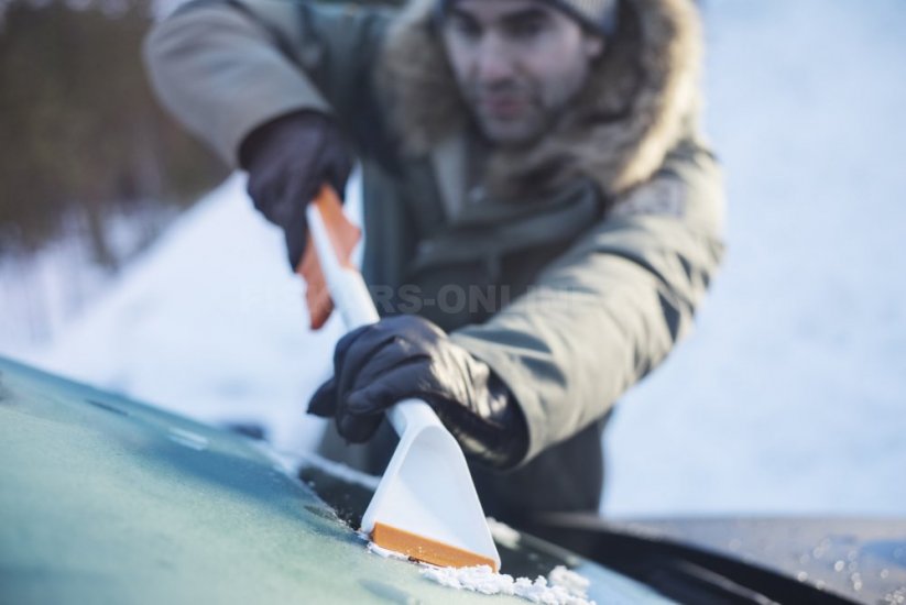 Škrabka na led do auta se smetáčkem Fiskars