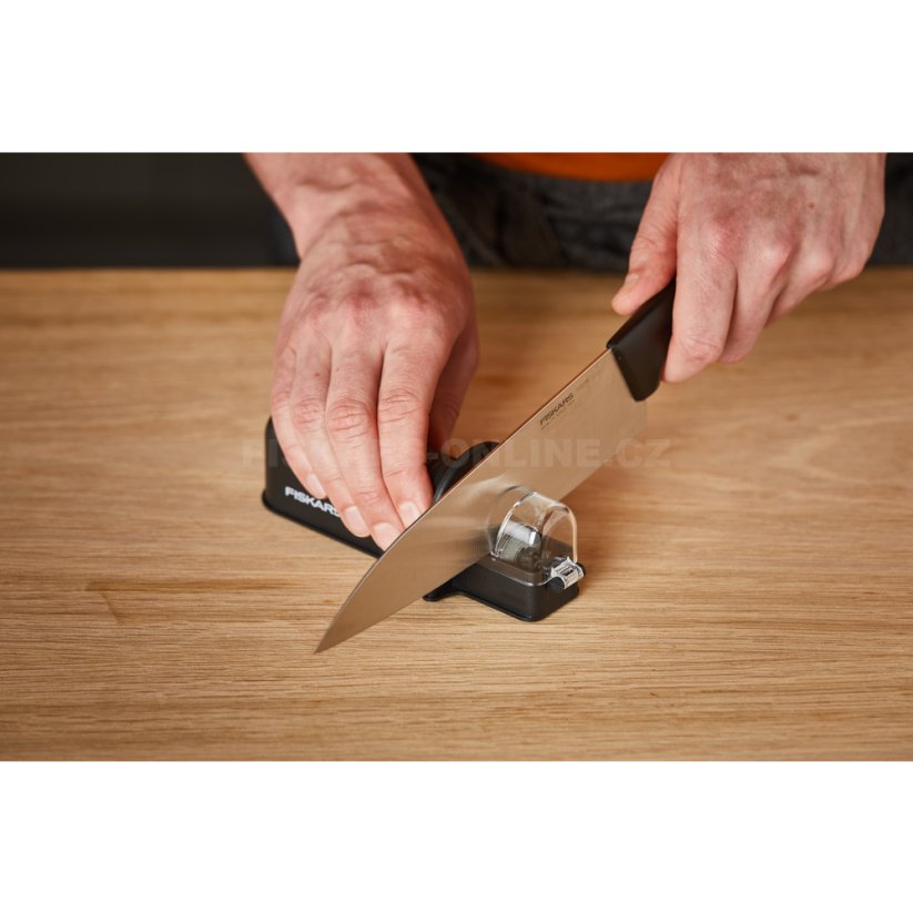 Ostřič nožů Fiskars  Roll-Sharp™ černý
