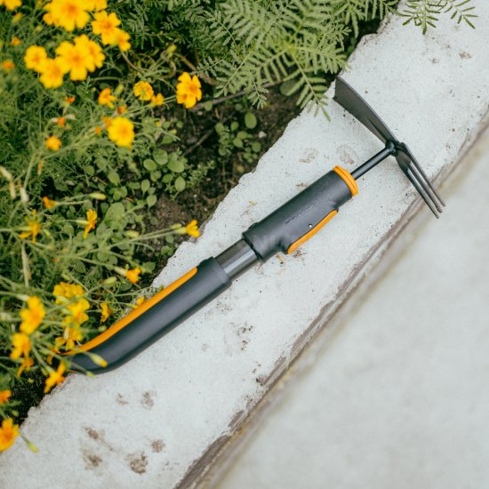 Obojstranná motyčka Fiskars OneClick