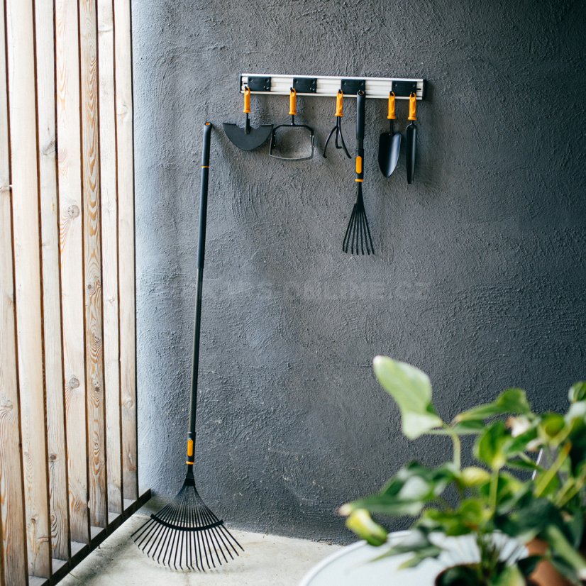 Držák na zahradní nářadí Fiskars