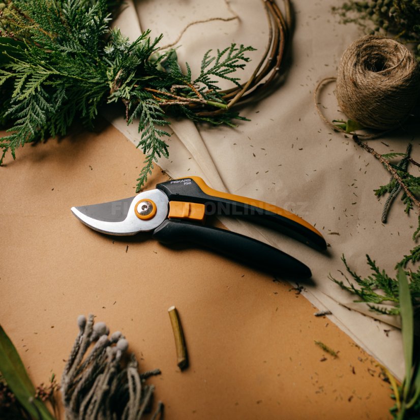 Dvoučepelové zahradní nůžky Fiskars Solid P341