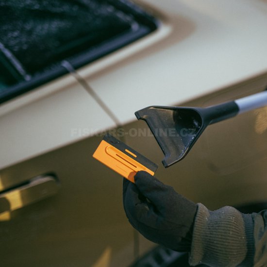 Škrabka na led se smetáčkem Fiskars Plus 76 cm