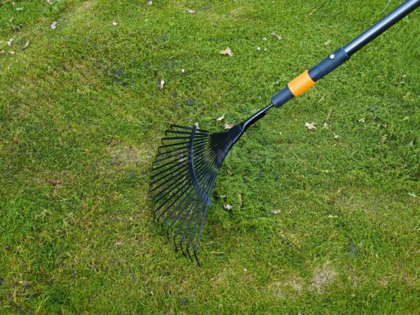 Hrábě na listí Fiskars QuikFit
