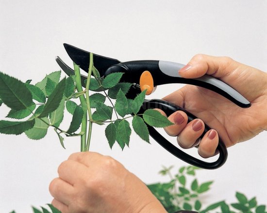 Dvojčepeľové záhradné nožnice FingerLoop Fiskars P44
