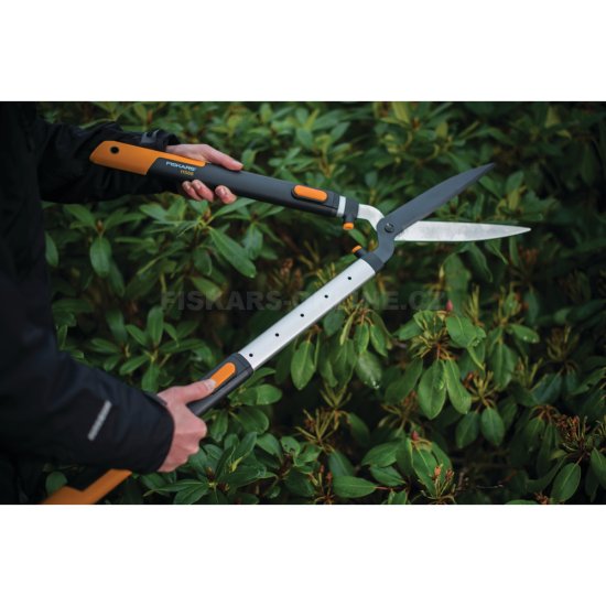 Teleskopicke nuzky na zivy plot fiskars HS86