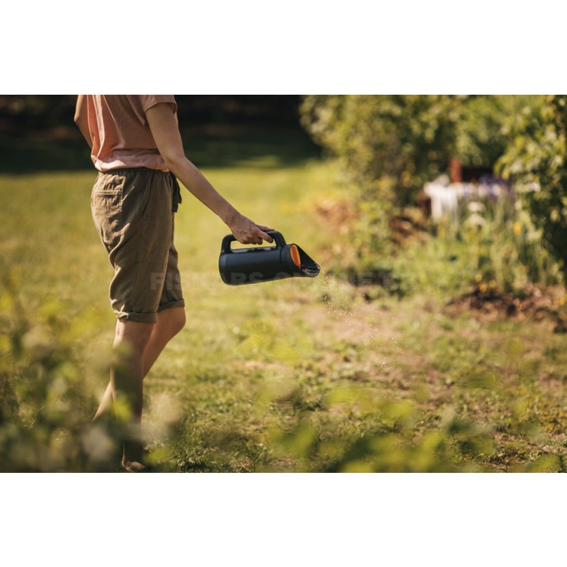 Ruční sypač soli, písku, hnojiv Fiskars Solid