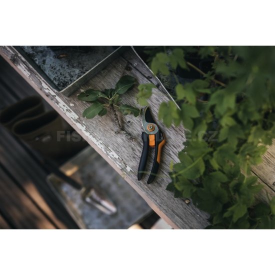 Dvoučepelové zahradní nůžky Fiskars Solid P321