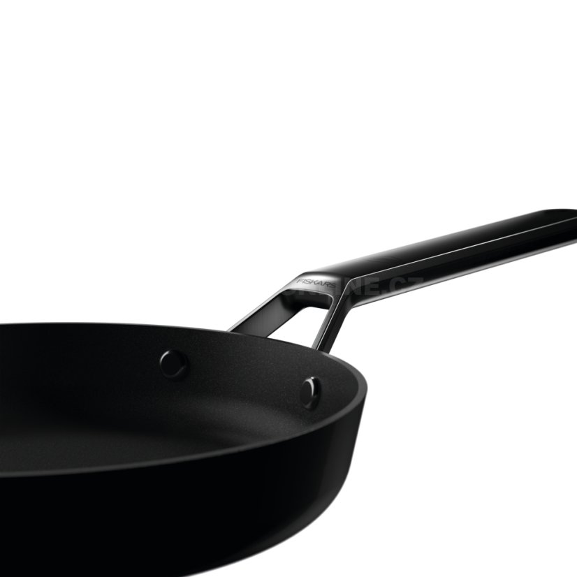 Pánev Fiskars Taiten 24 cm