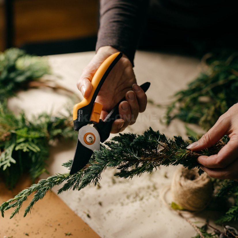 Dvoučepelové zahradní nůžky Fiskars Solid P341