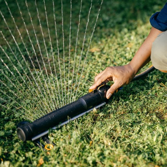 Oscilujúci zavlažovač Fiskars Comfort L 1070833