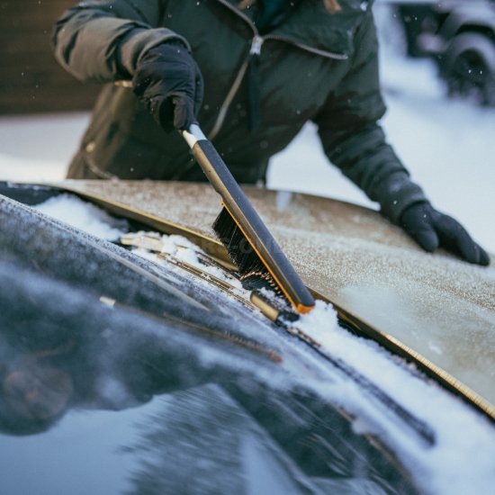 Škrabka na ľad so smetáčikom Fiskars Plus 63 cm