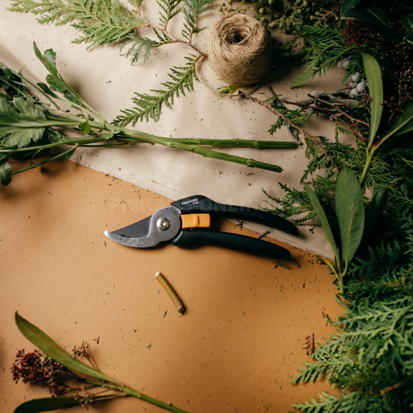 Dvoučepelové zahradní nůžky Fiskars Solid P321