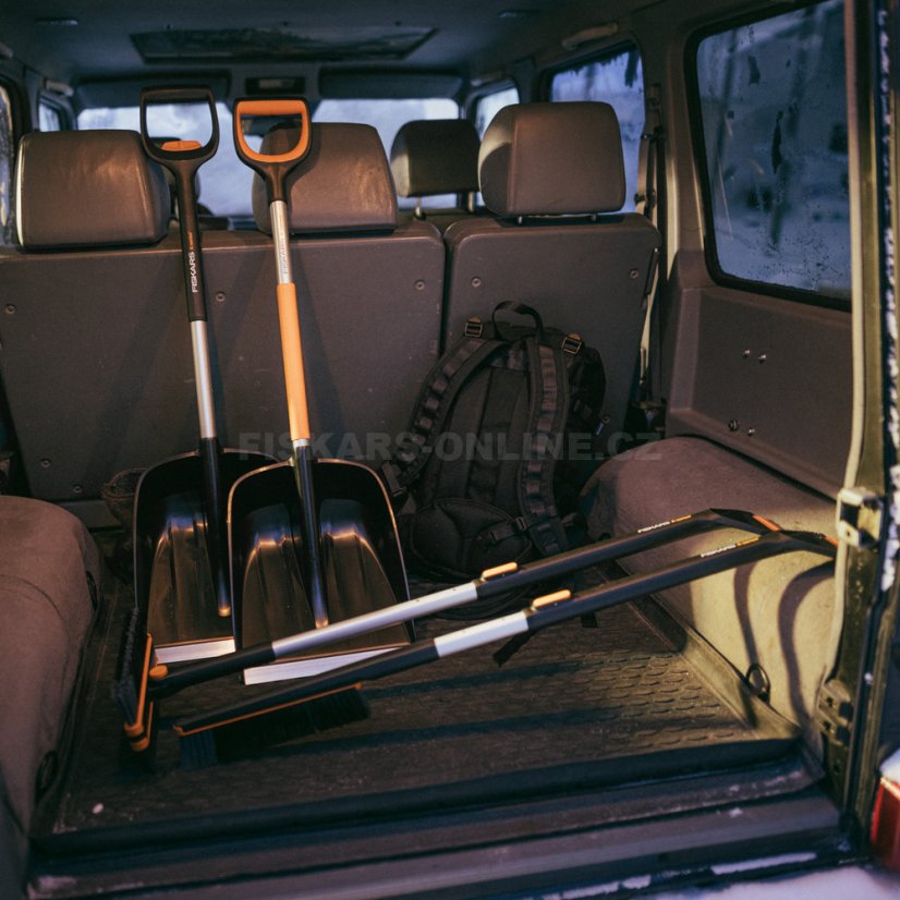 Teleskopická škrabka na led se smetáčkem Fiskars X-series™