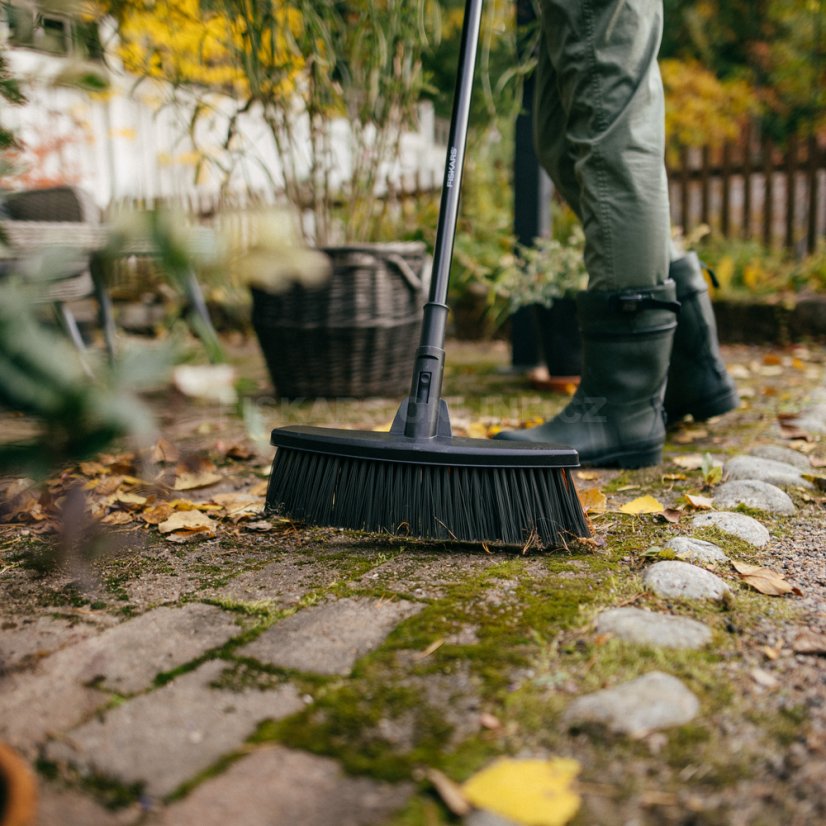 Univerzální koště Fiskars Solid M