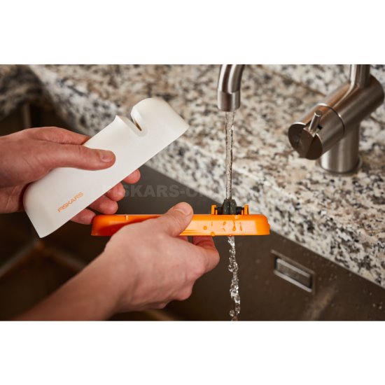 Ostrič nožov Fiskars Roll-Sharp™ biely