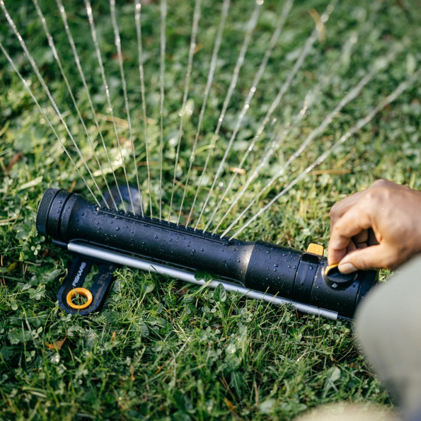 Oscilující zavlažovač Fiskars Comfort M 1070834