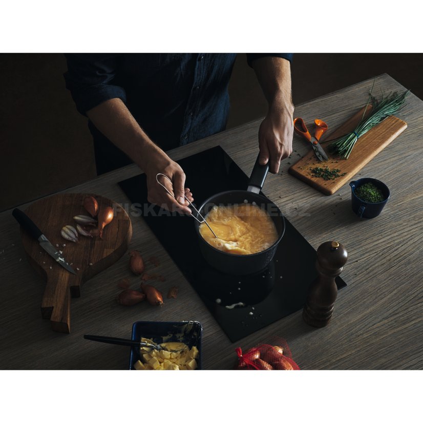 Rendlík s pokličkou Fiskars Hard Face 18 cm 1052226