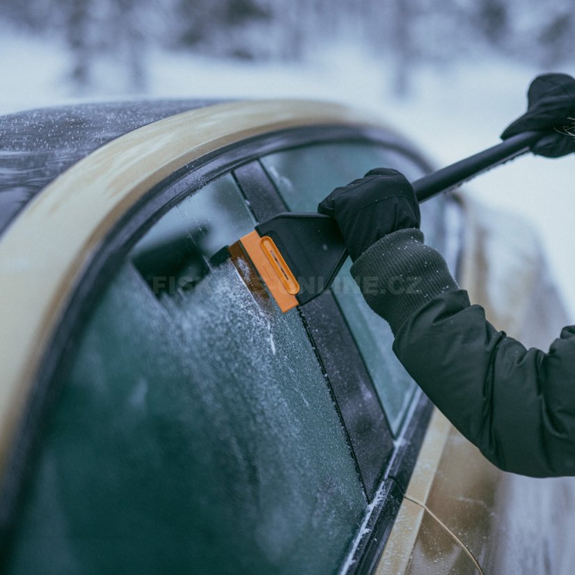 Škrabka na led se smetáčkem Fiskars Solid