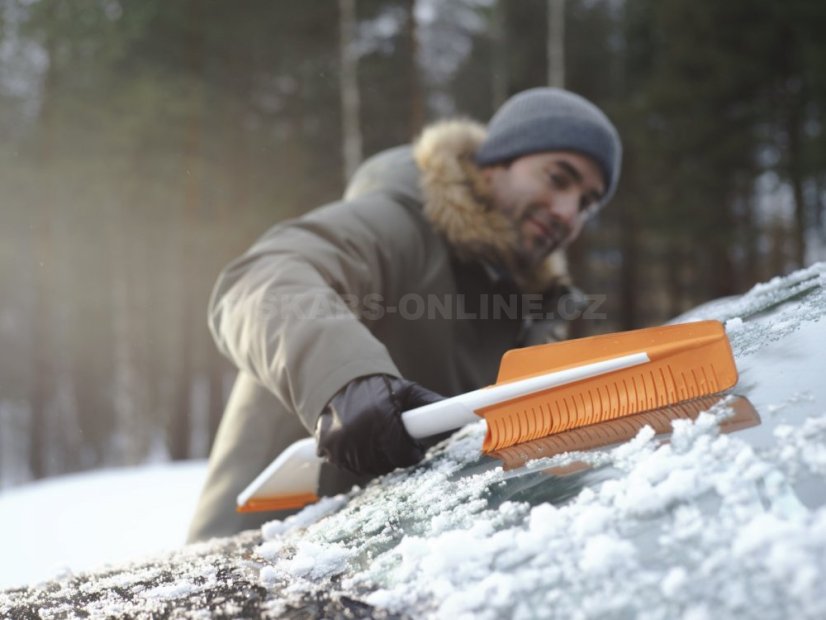 Škrabka na led do auta se smetáčkem Fiskars
