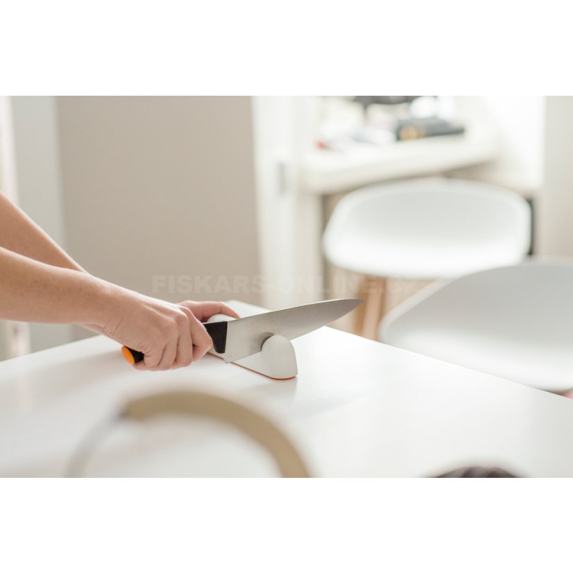 Ostřič nožů Fiskars Roll-Sharp™ bílý