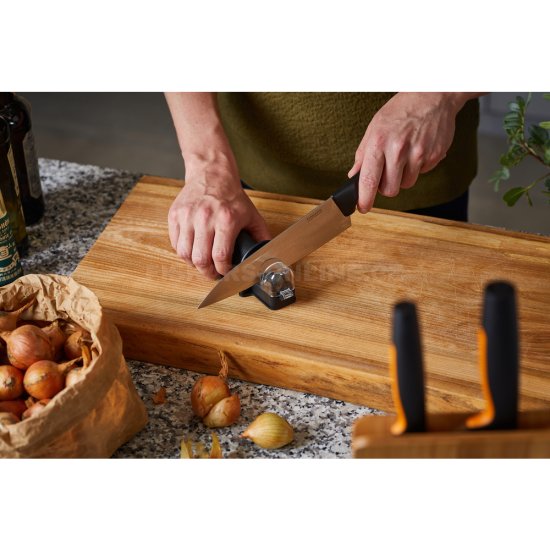 Ostrič nožov Fiskars Roll-Sharp™ čierny