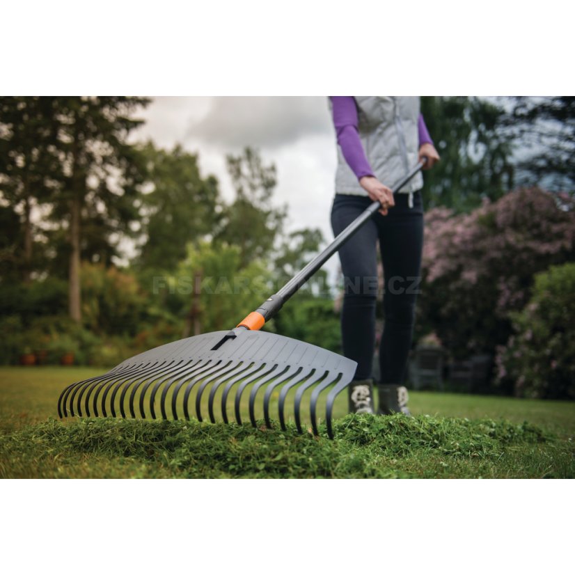 Široké hrábě na listí Fiskars QuikFit