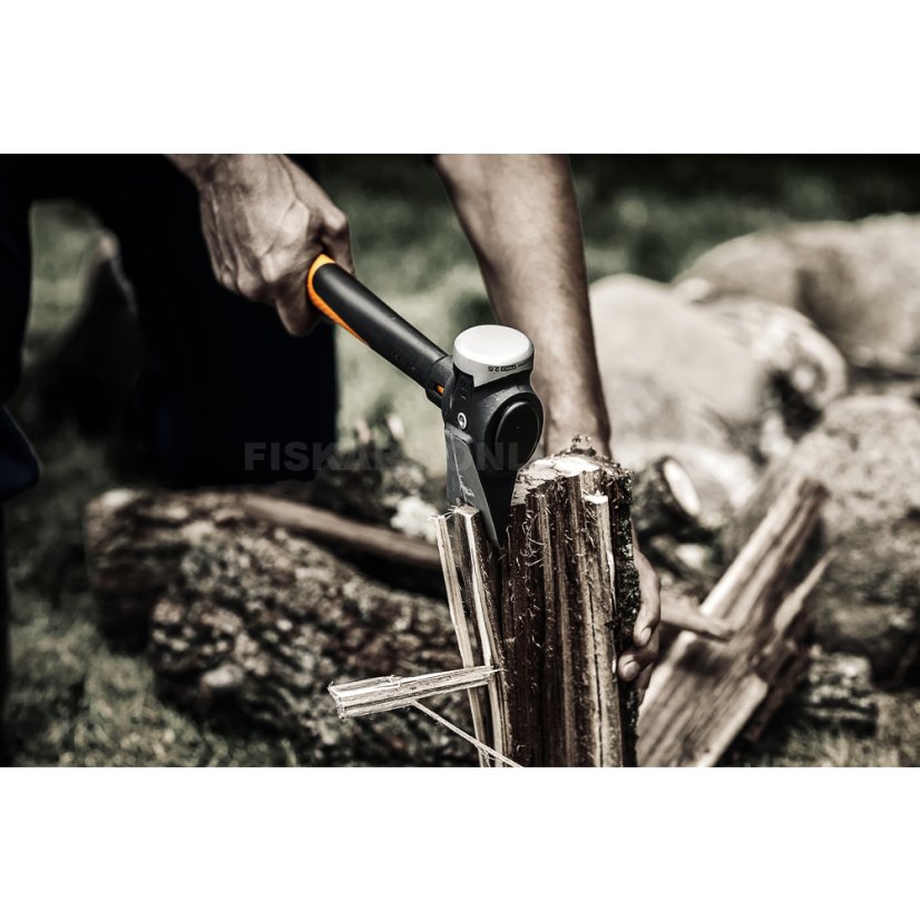 Stavební sekera Fiskars IsoCore S