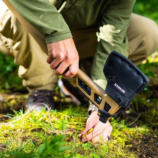 Kempingová sekera Gerber Bushcraft Coyote