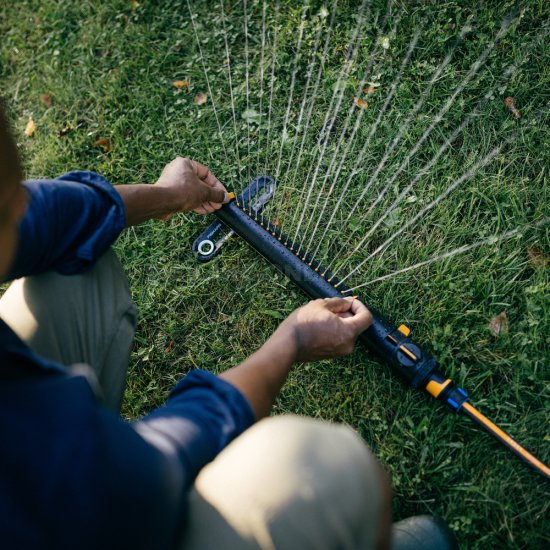 Oscilujúci zavlažovač Fiskars X-Series L 1070831