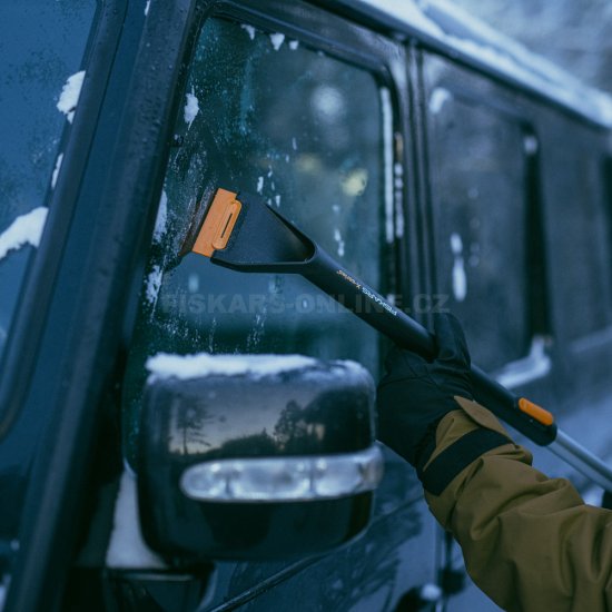 Teleskopická škrabka s otočným smetáčkem Fiskars X-series™