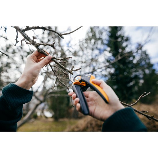 Dvoučepelové zahradní nůžky Fiskars X-series P921 (M)