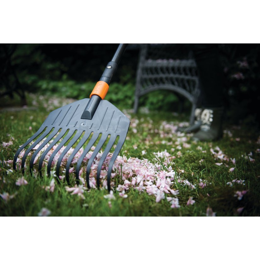 Úzké hrábě na listí Fiskars QuikFit