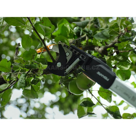 Teleskopické zahradní nůžky Fiskars DualAction UPX96