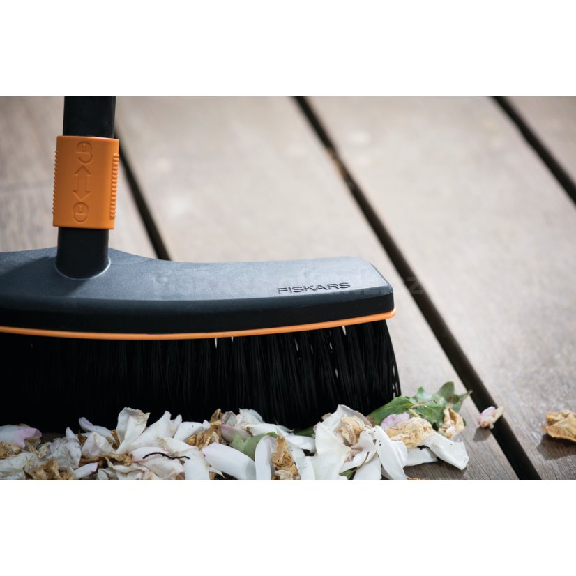 Koště na terasy Fiskars QuikFit