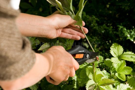 Dvojčepeľové záhradné nožnice Fiskars P26