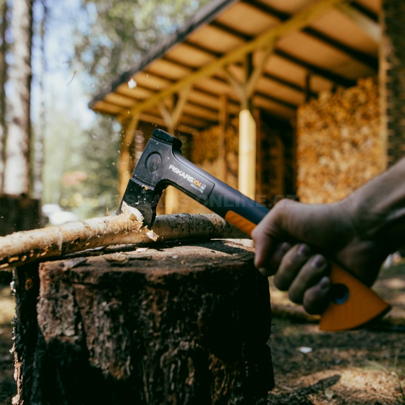 Set sekera Fiskars X14 + ostřič Xsharp