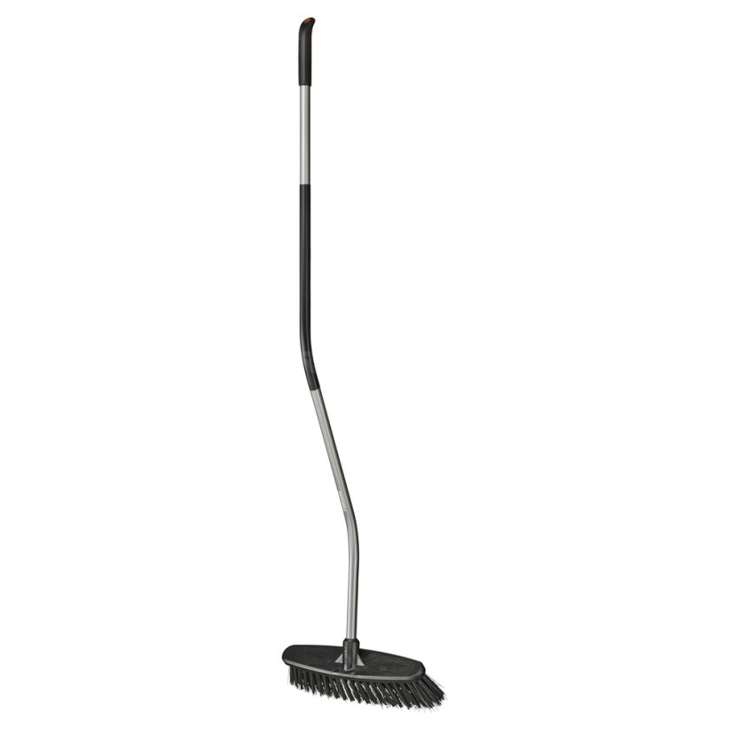 Koště se zahnutou násadou Fiskars Ergonomic